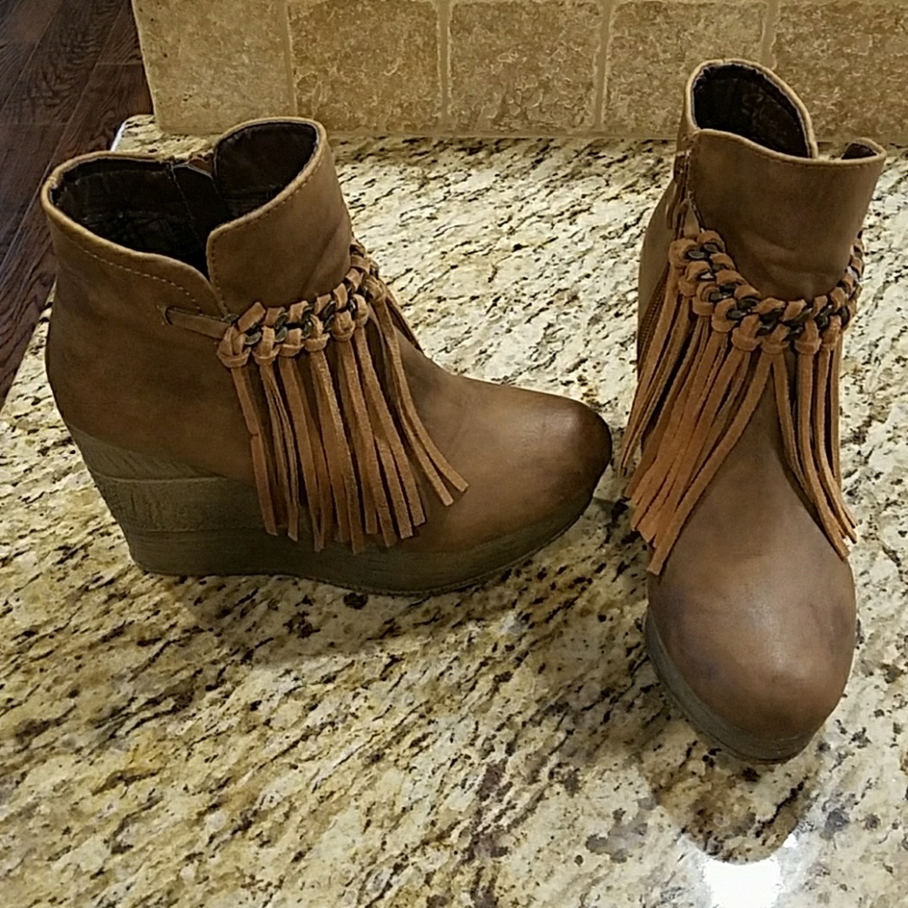 Sbicca brown fringe booties size 7.5